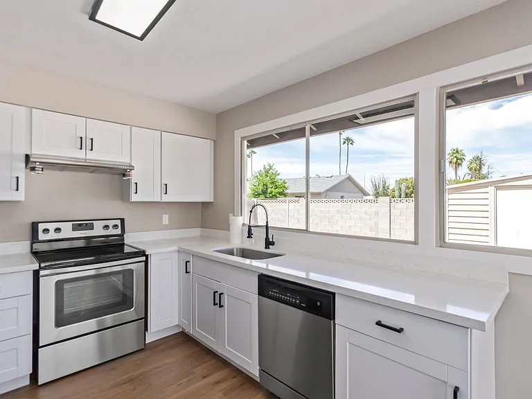 E Fremont Dr — Photo 10