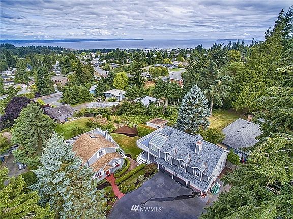 House for rent is on the right. Shares a driveway with cottage on the left.