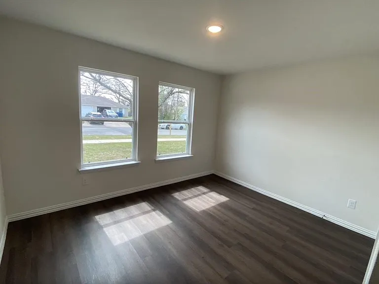 413 E Hull St — Photo 14