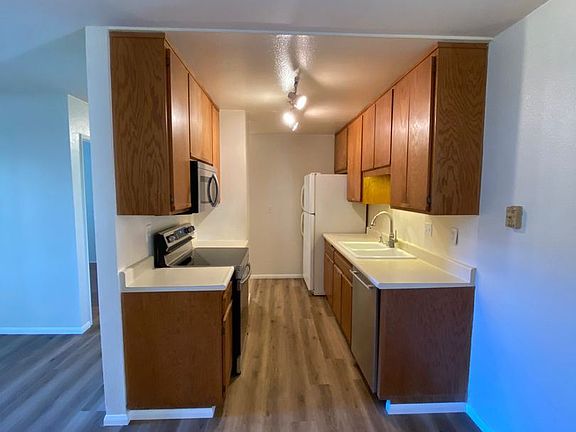 4th image of 12722 Lakeshore Dr APT C
