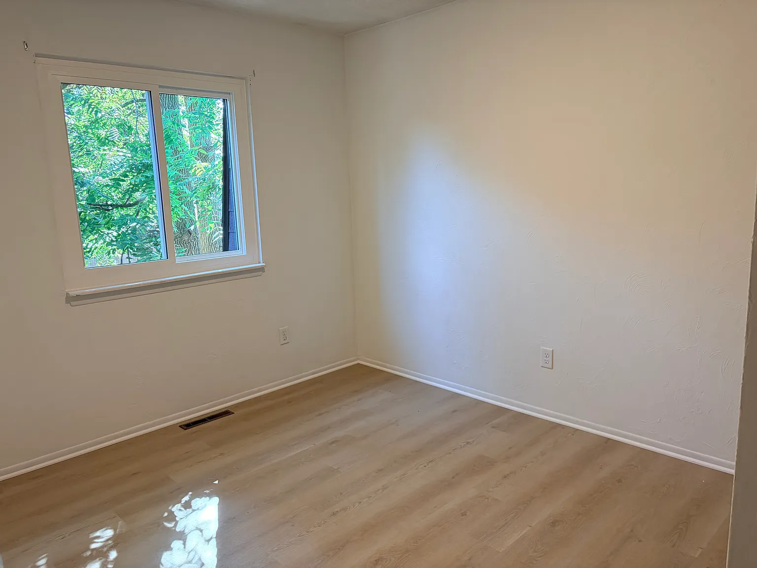 3 bed, 1.5 bath, 1030 sqft, $1,500 — Photo 2