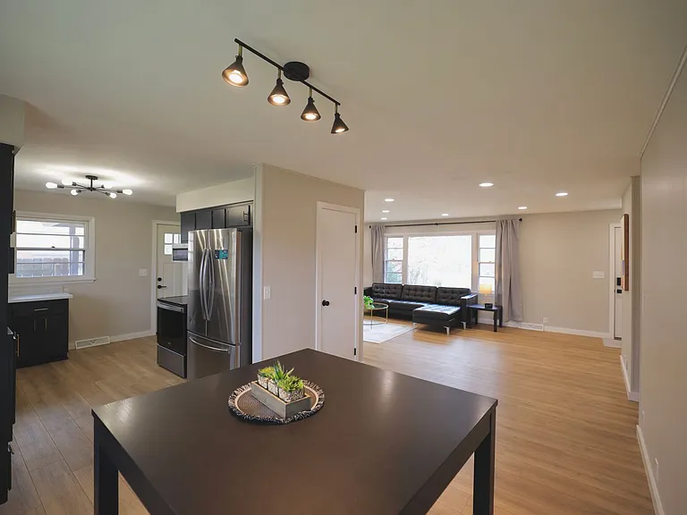 1534 N Woodburn Ave — Photo 19