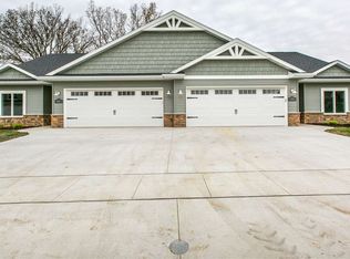1490 Autumn Ridge Ln, Dubuque, IA 52003
