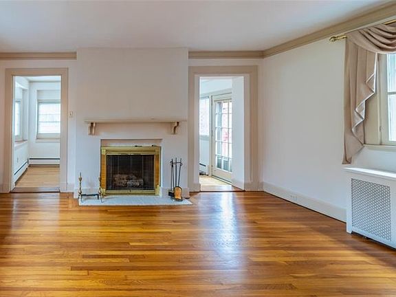 4th image of 250 Parkway Dr