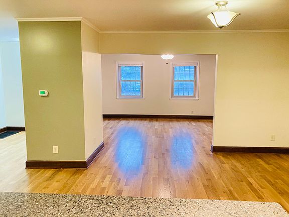 5th image of 604 E Town St