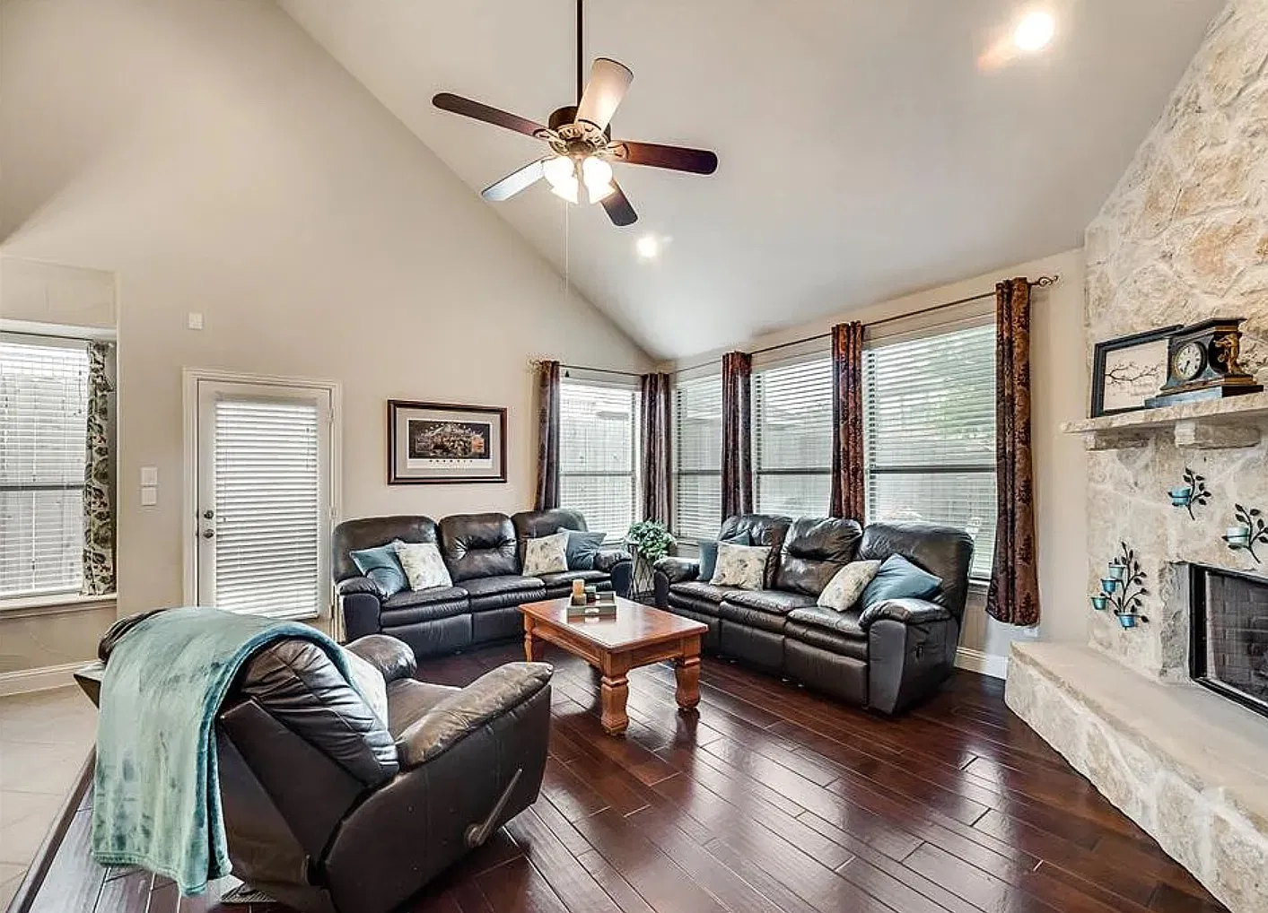4 bed, 2.5 bath, 2672 sqft, $2,900 — Photo 4