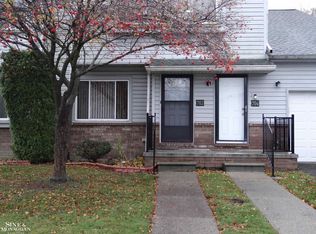 702 Claire Pointe Cir, Saint Clair Shores, MI 48081