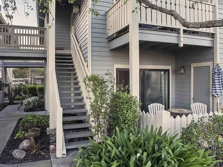 213 Lakeshore Ct — Photo 2