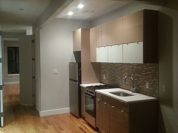 2nd image of 154 Woodward Ave #10R