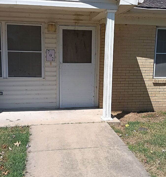 1st image of 702 W Warren St