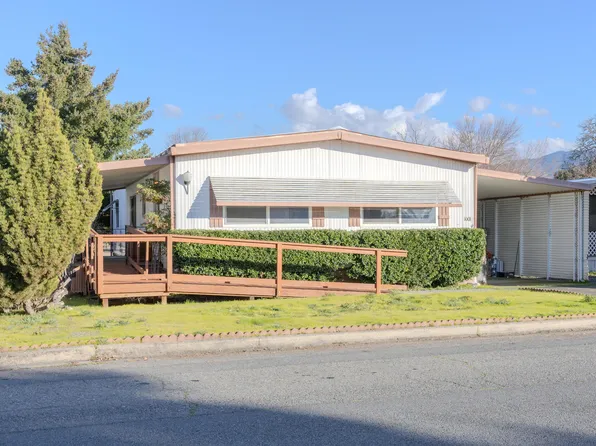 1001 Roguelea Ln, Grants Pass, OR 97526