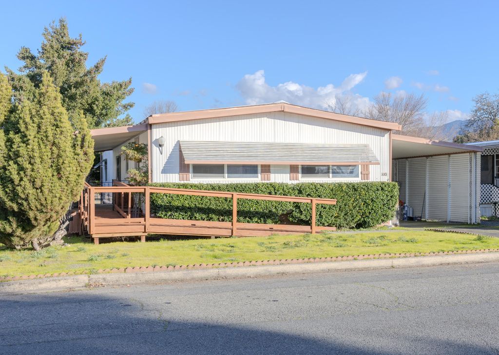 1001 Roguelea Ln, Grants Pass, OR