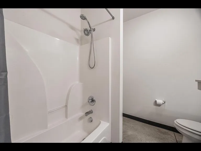 943 McClanahan Ln — Photo 15