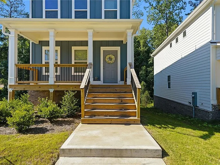 1670 Eagle Dr — Photo 2