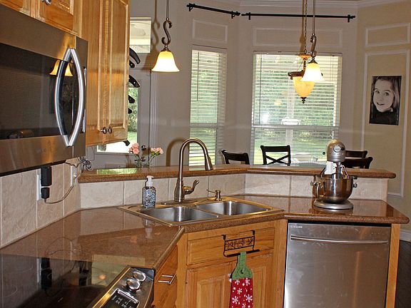 5th image of 608 Lantana St
