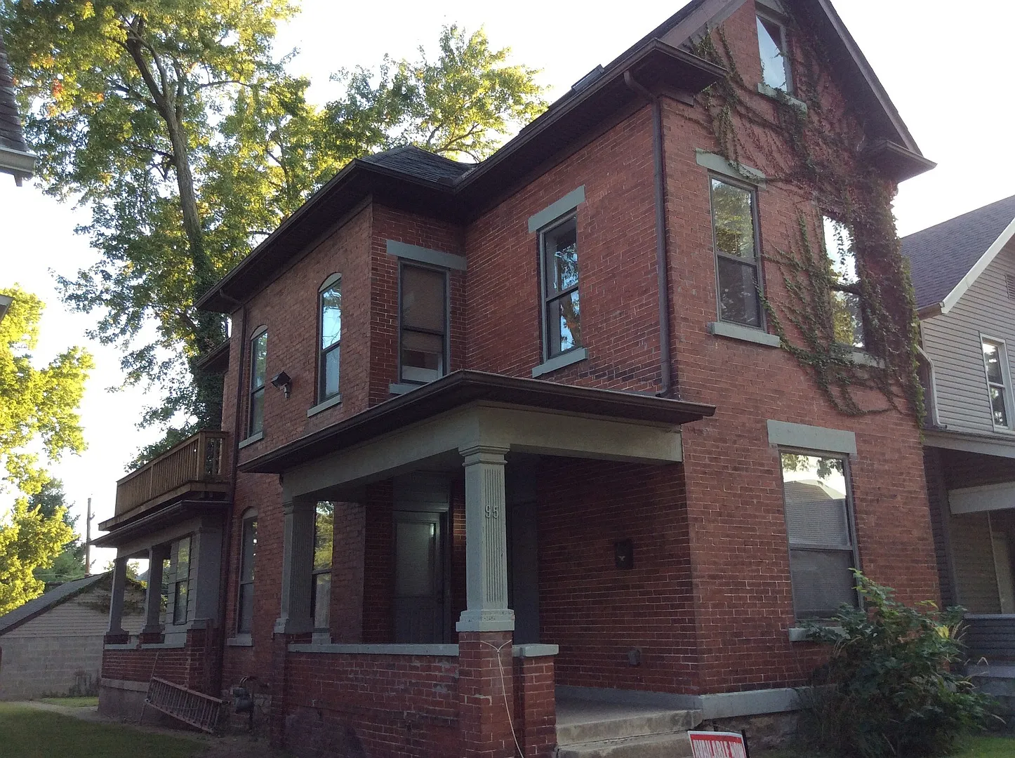 5 Bedroom brick single family home and yard — Photo 1