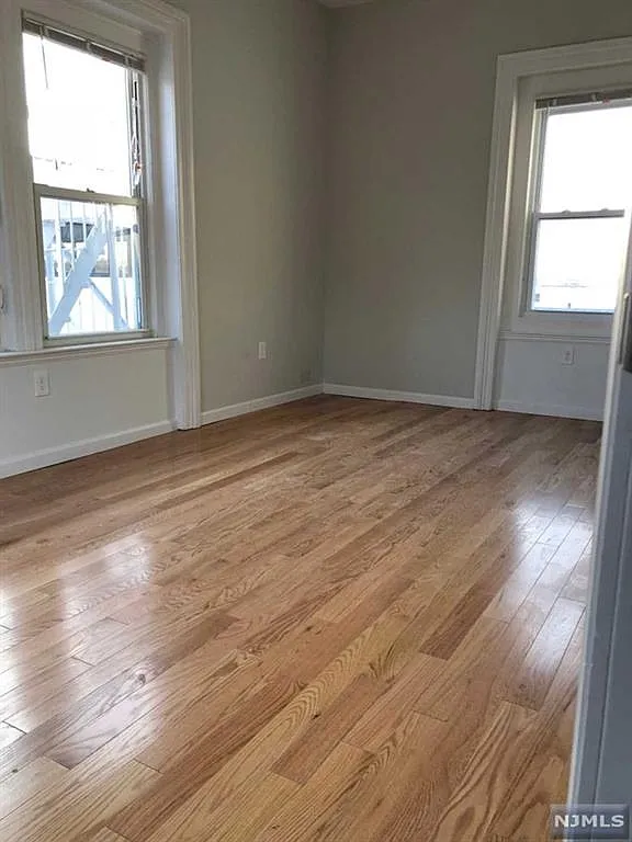2 bed, 850 sqft, $2,300 — Photo 2