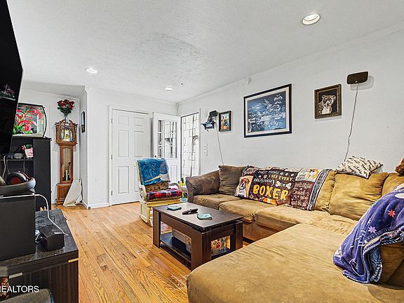 3rd image of 109 Marquette Rd