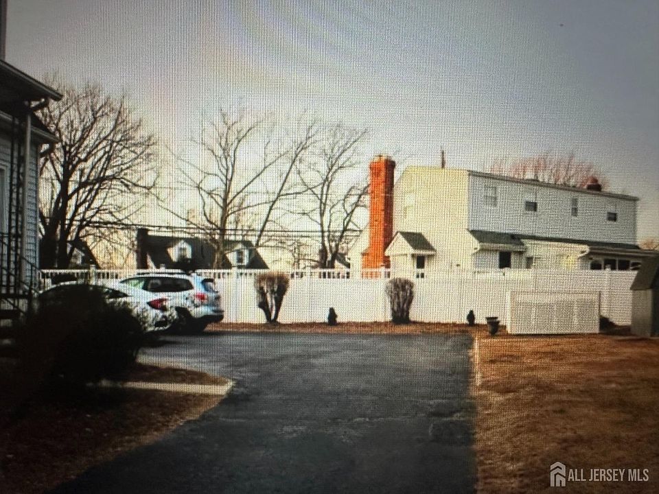 2nd image of 221 Maple Pl