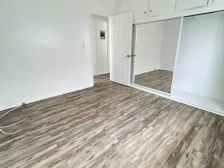 Eden Roc Apartments — Photo 21