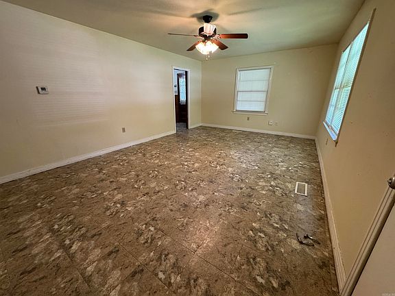 4th image of 1648 Davis St