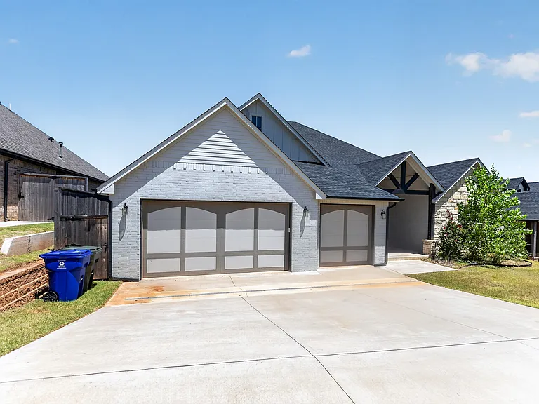 709 Timber Trl — Photo 1