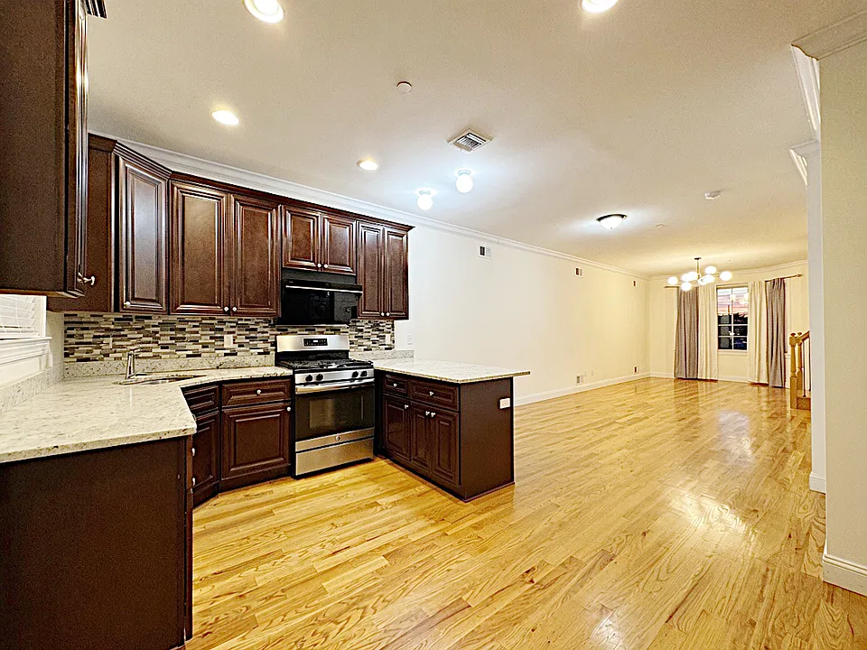 18 Bamberger Ln