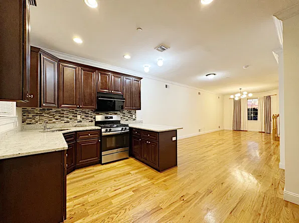 18 Bamberger Ln, Staten Island, NY 10312