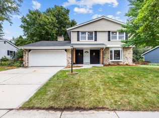 W52N764 Windsor Dr, Cedarburg, WI 53012