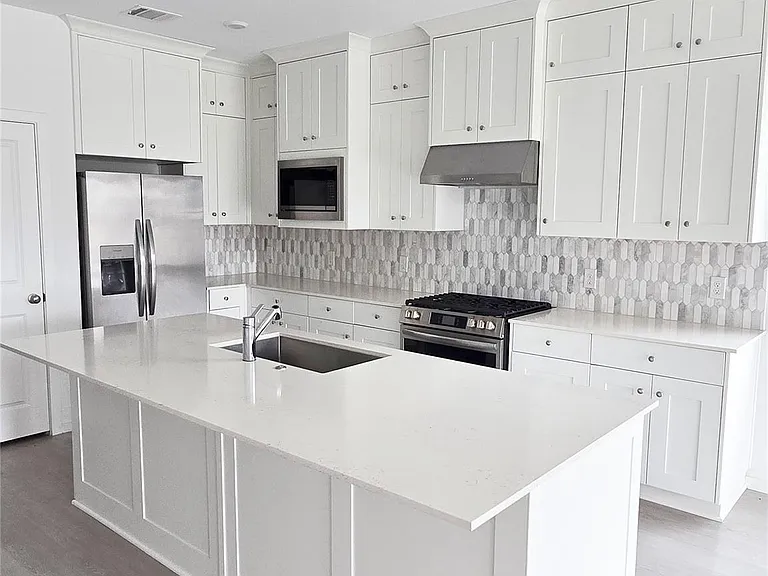 6319 Seafoam Lake Dr — Photo 3