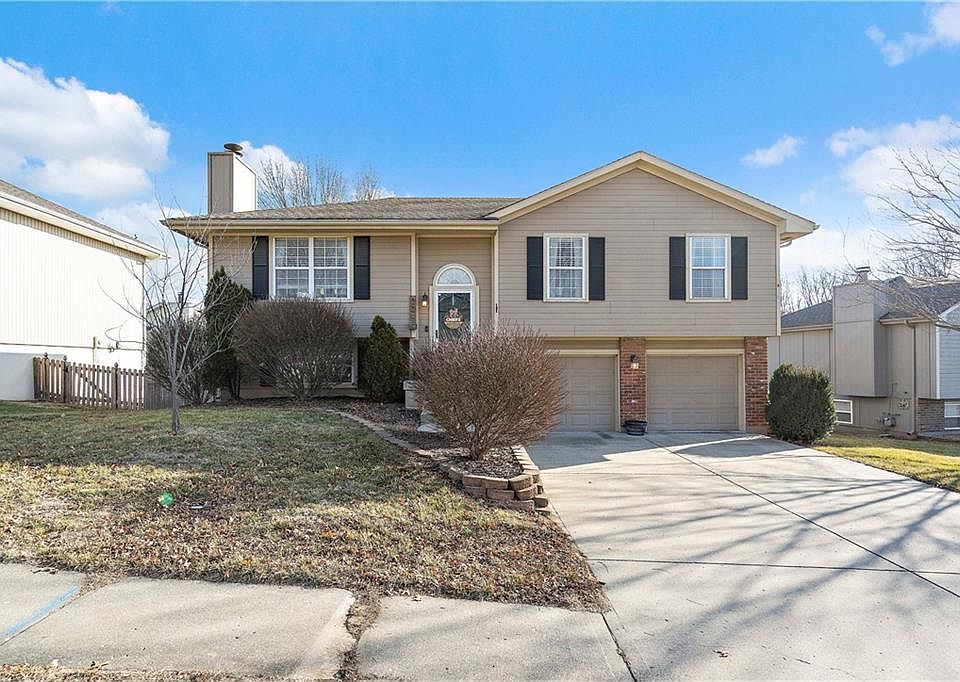 1st image of 224 NE Brookwood Dr