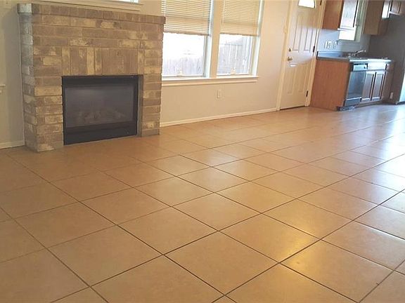 4th image of 1402 Somerset Dr