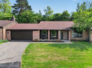 2061 Burgundy St, West Bloomfield, MI 48323