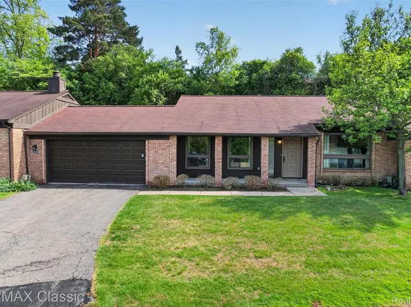 2061 Burgundy St, West Bloomfield, MI 48323