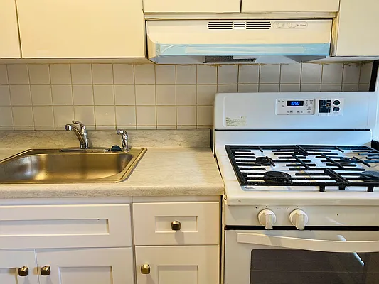 Rented by RealTegrity NY LLC | media 8