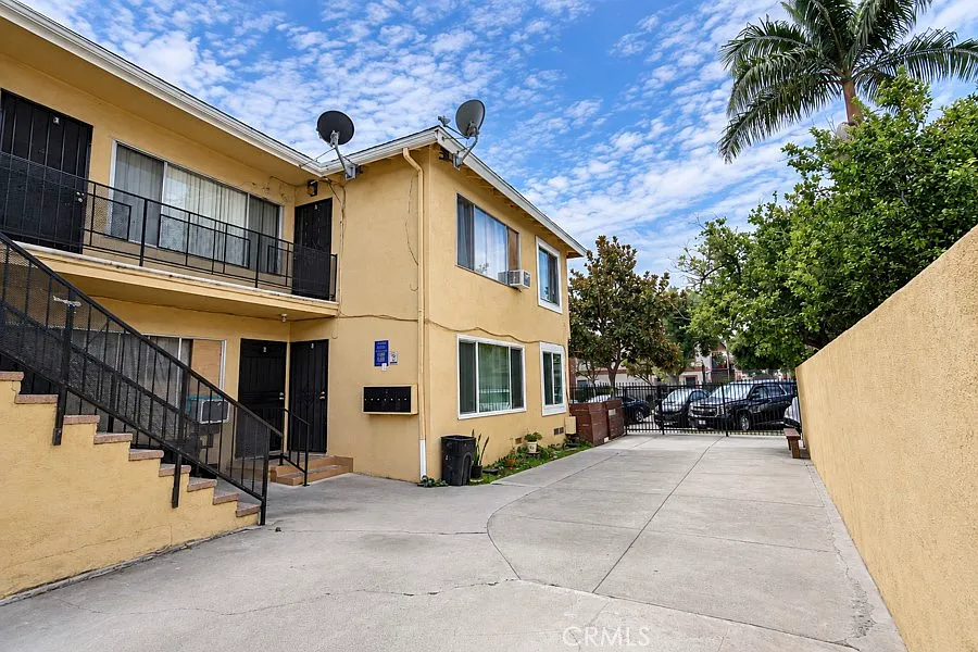 2 bed, 1000 sqft, $2,400 — Photo 2