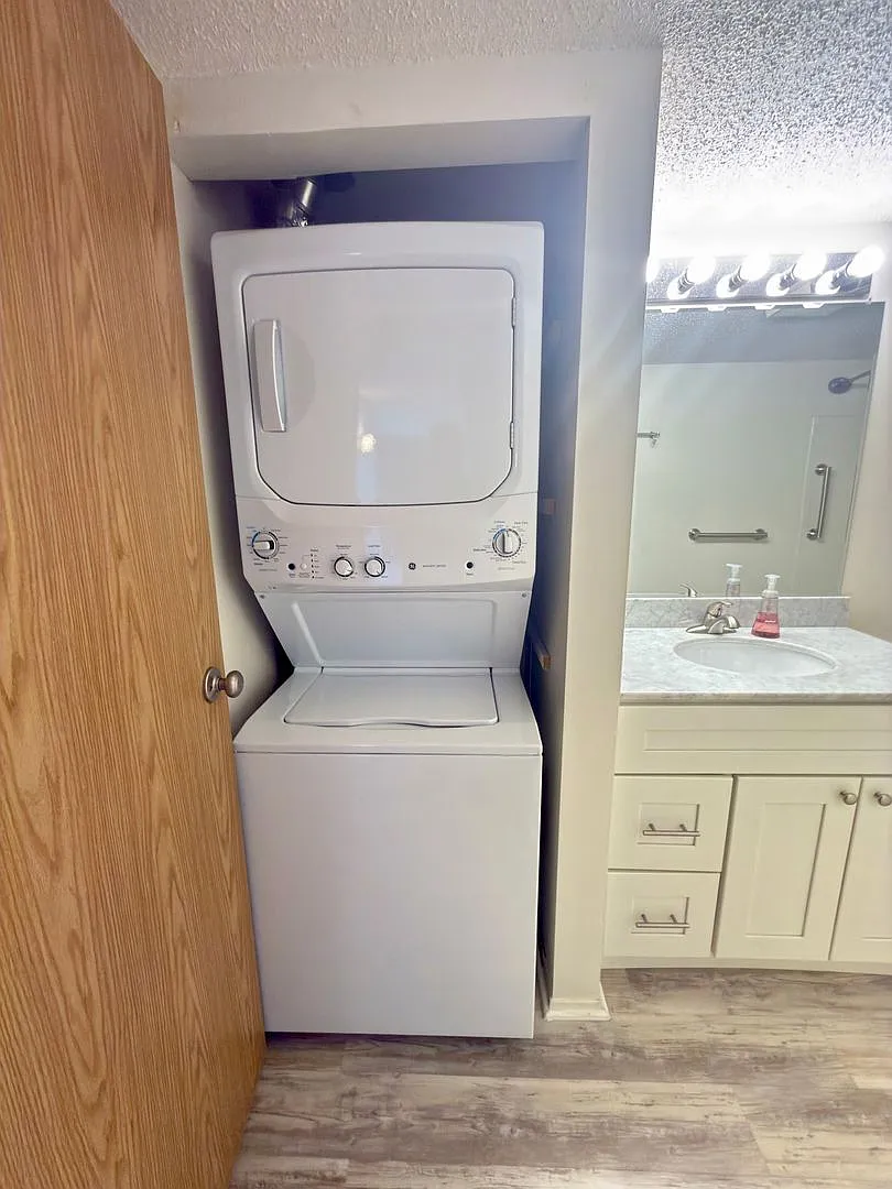 2 Bedroom 1 Bath Condo 934sq ft condo in desirable Downtown St Paul! — Photo 4