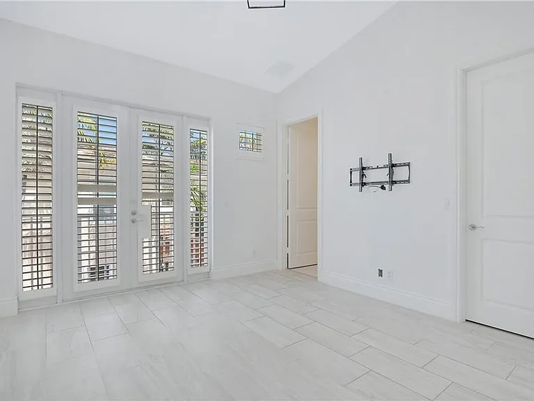 180 NE 6th Ave #Townhouse F — Photo 8