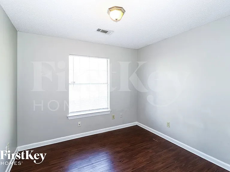 2798 Laura Cir E — Photo 11