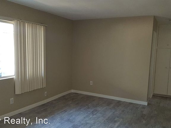 3rd image of 725 Wrelton Dr APT B