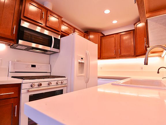 5th image of 1436 Barry Ave APT 7