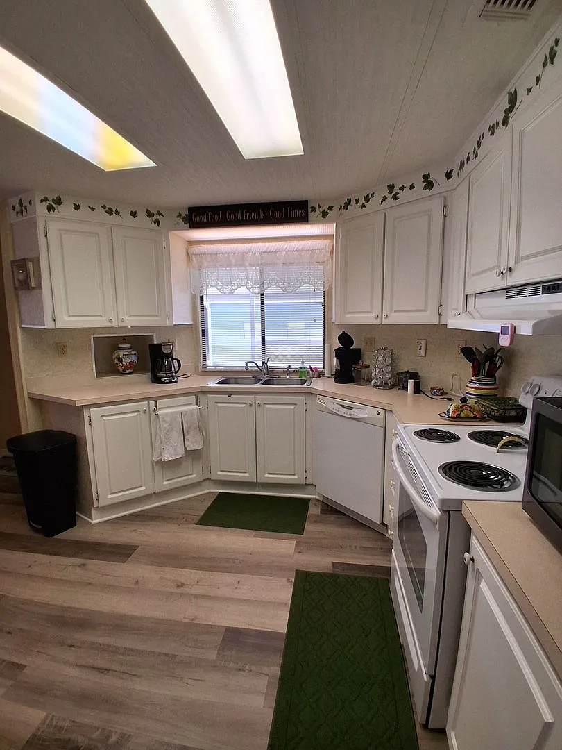 Centrally Located, Fully Furnished Rental in Brookridge — Photo 2