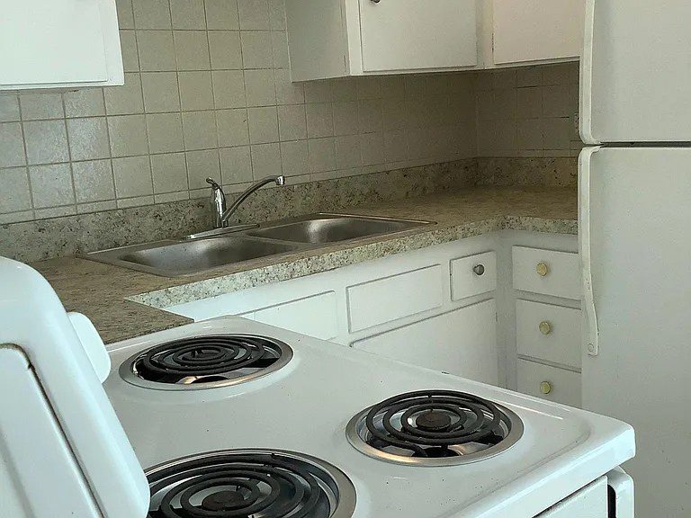 1014 S Trinity St — Photo 13