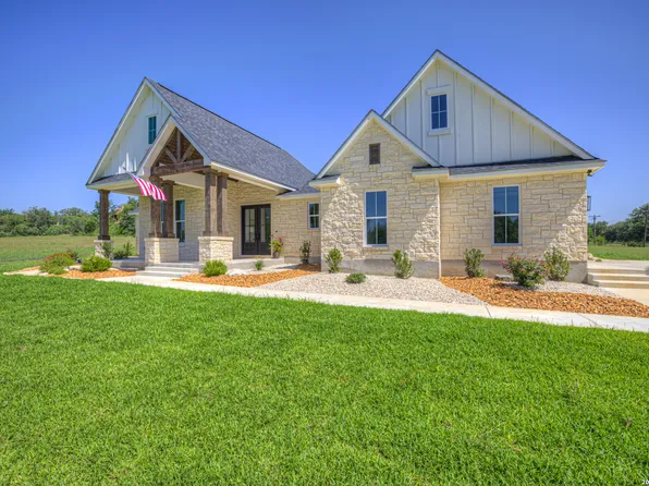 110 LAKE VILLAGE RD, Seguin, TX 78155