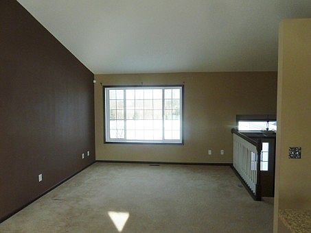5th image of 615 Knollwood St W