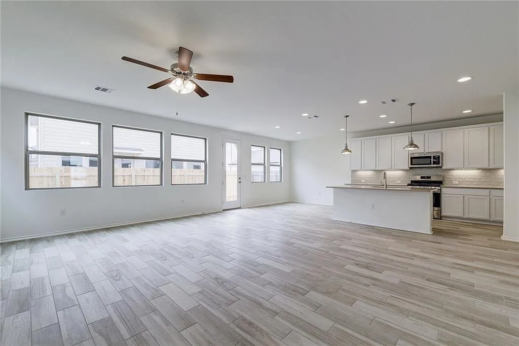3 bed, 2.5 bath, 2211 sqft, $2,590 — Photo 3