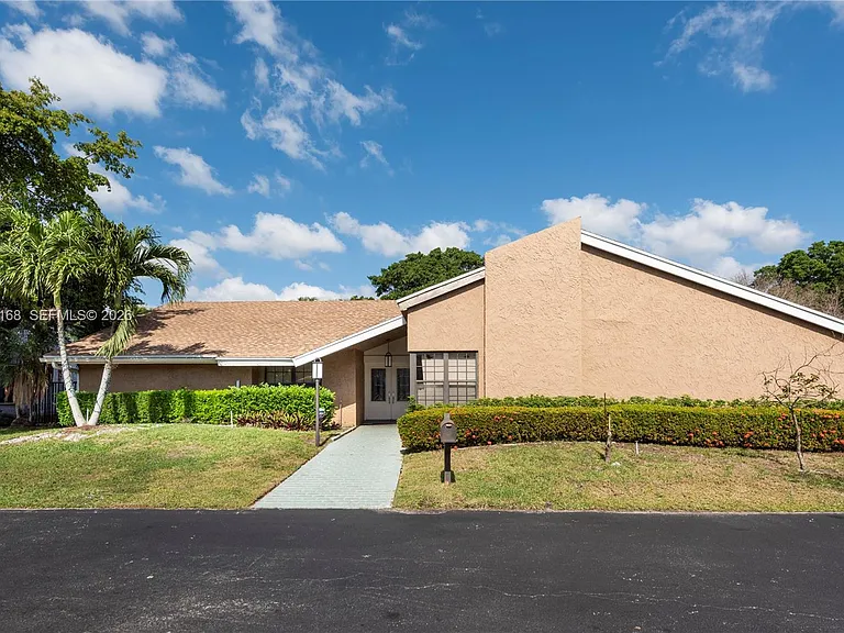 921 Bayberry Point Dr — Photo 1