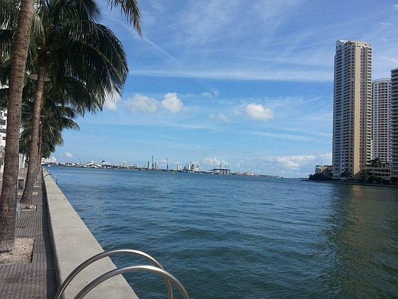 3rd image of 325 Biscayne Blvd APT 1618