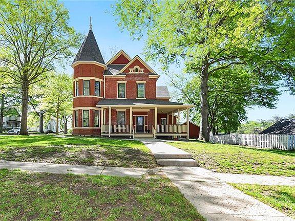 2nd image of 301 Elm St