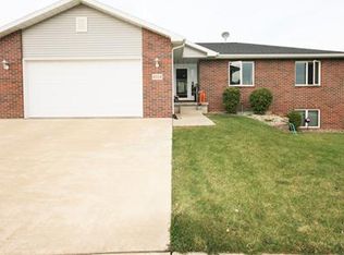 3553 Eclipse Cir, Dubuque, IA 52003
